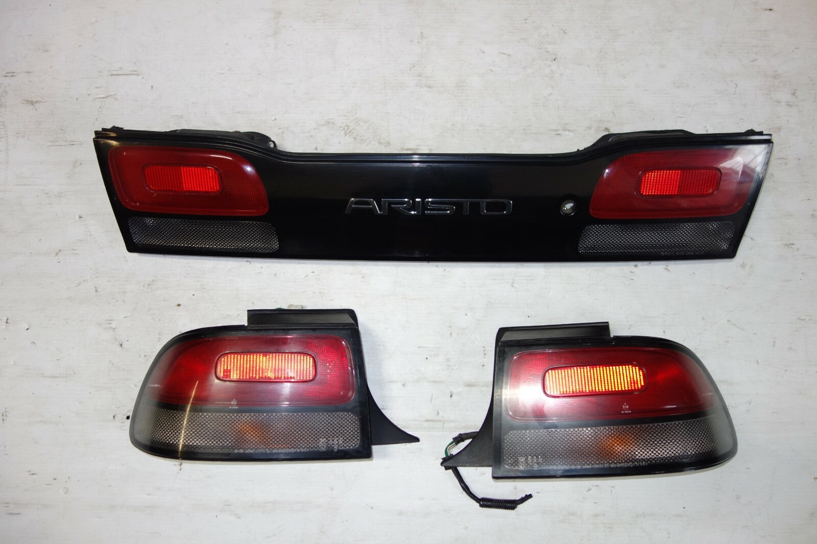 JDM LEXUS GS300 TOYOTA ARISTO TAIL LIGHTS CENTER GARNISH JZS147 1991-1997