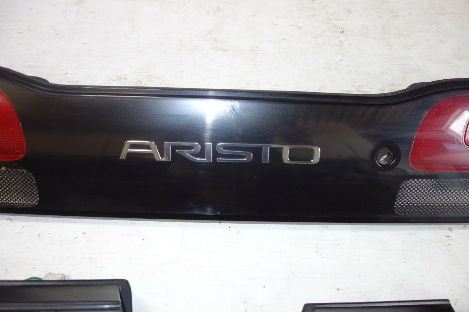 JDM LEXUS GS300 TOYOTA ARISTO TAIL LIGHTS CENTER GARNISH JZS147 1991-1997