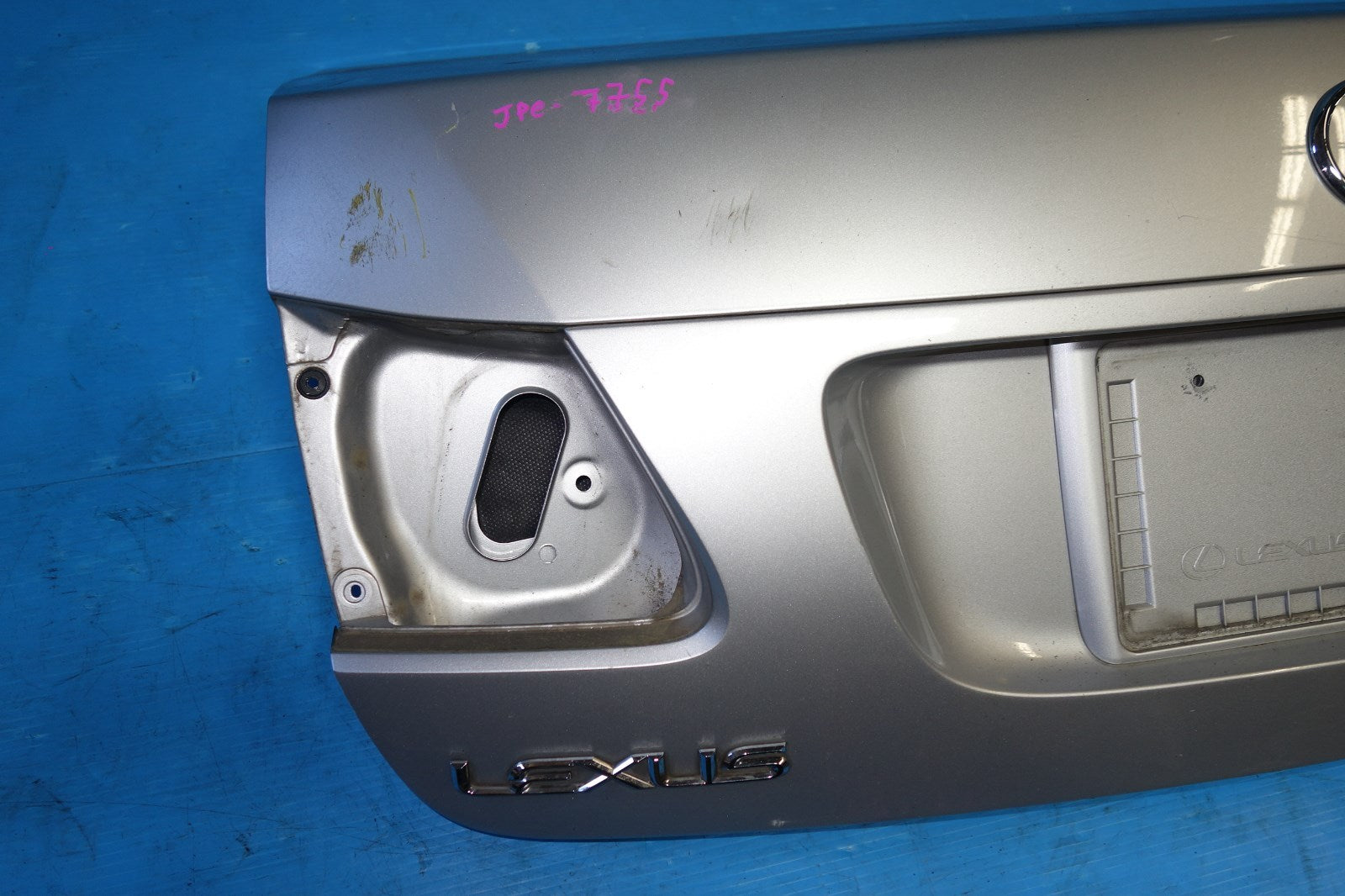 JDM LEXUS GS450H REAR TRUNK LID LUGGAGE DOOR COVER 69204-53010 OEM 2007-2011