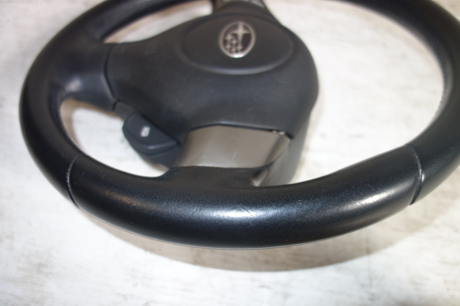 JDM 2005-2009 SUBARU LEGACY & OUTBACK MOMO STEERING WHEEL & HUB 05-2009 M-1164