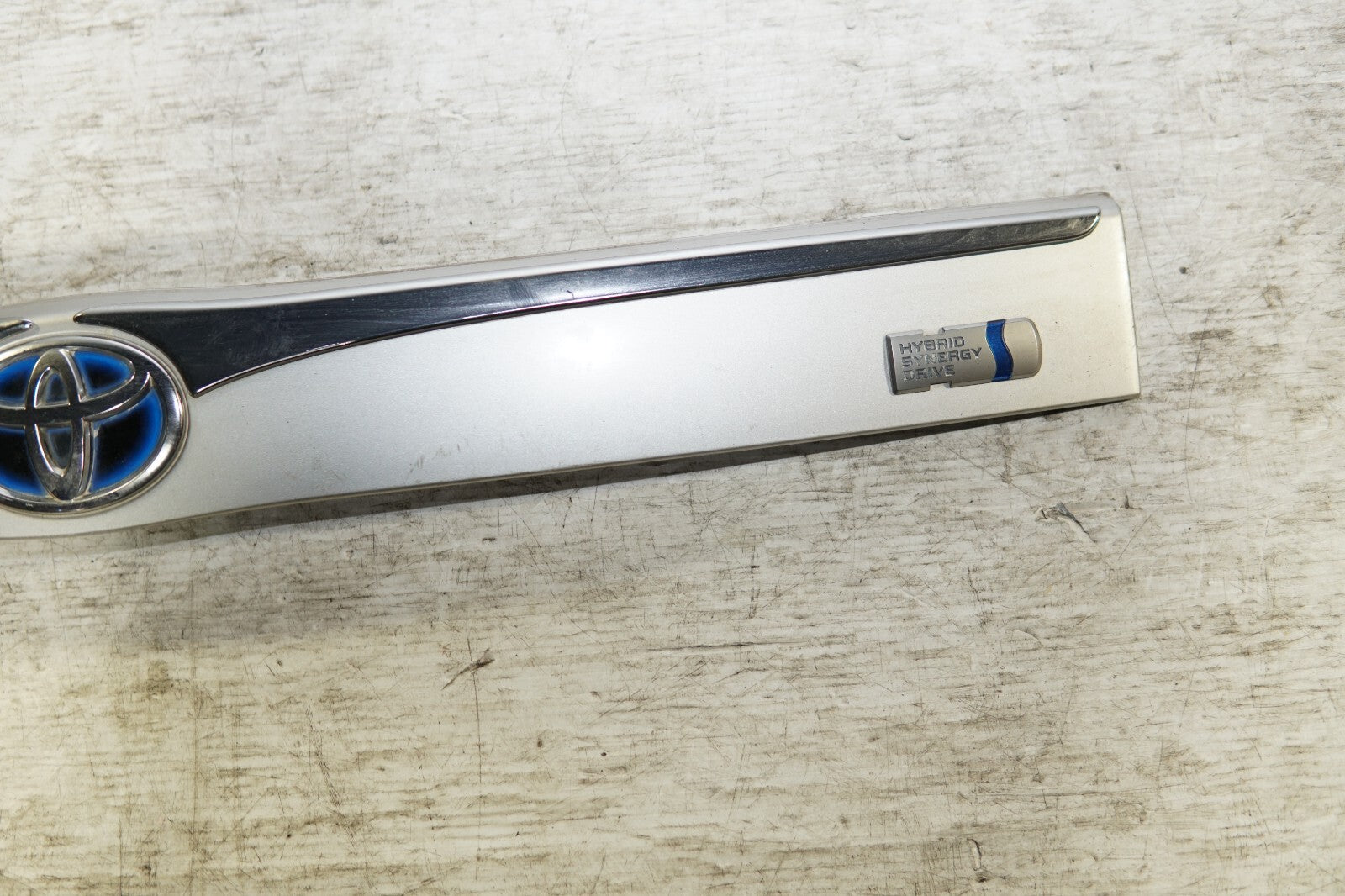 JDM TOYOTA PRIUS OEM REAR GARNISH CENTER ZVW30 2010-2011-2012-2013-2014-2015