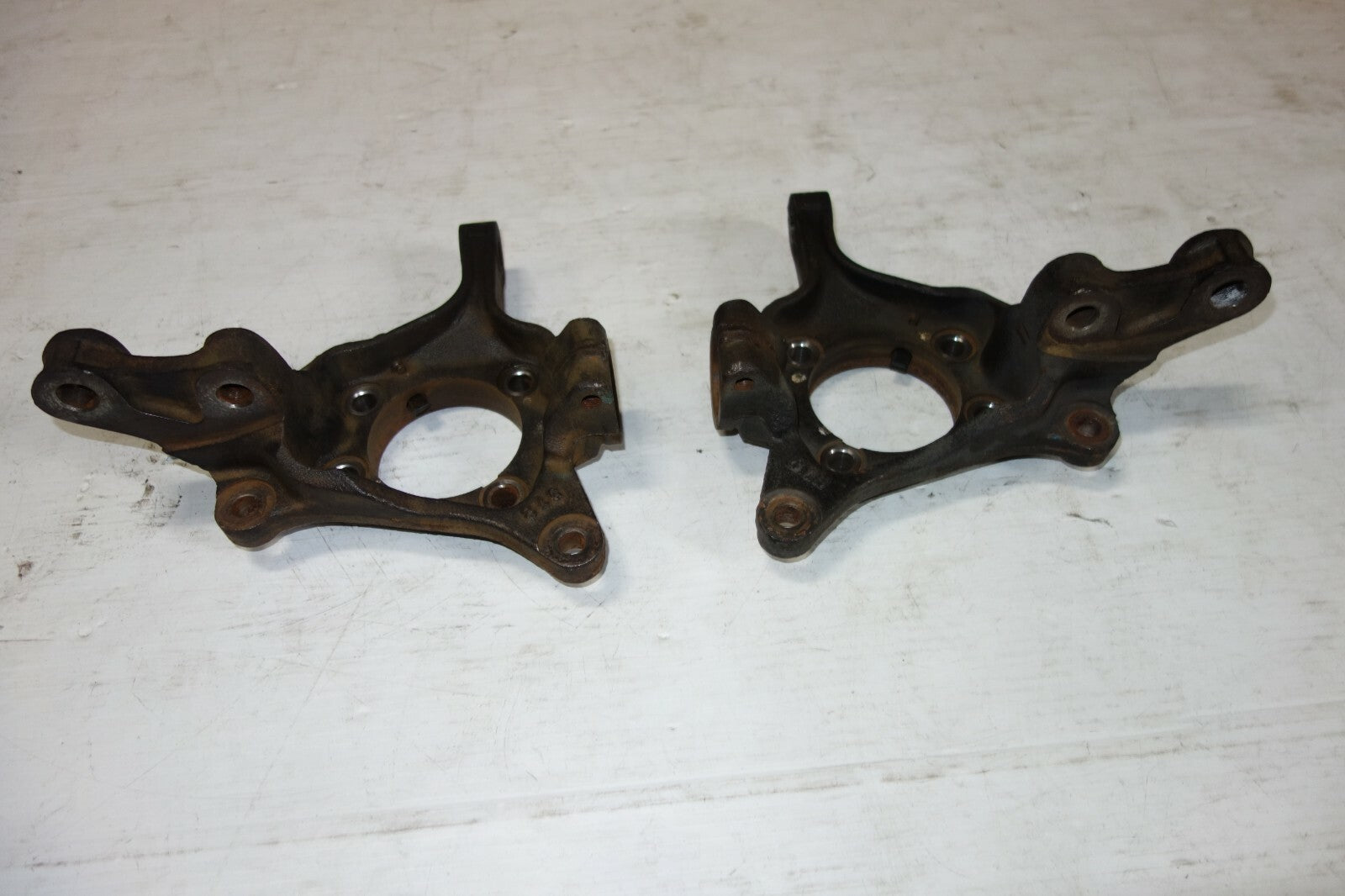 JDM SUBARU LEGACY OUTBACK OEM FRONT KNUCKLES SPINDLE PAIR LEFT & RIGHT 2005-2014