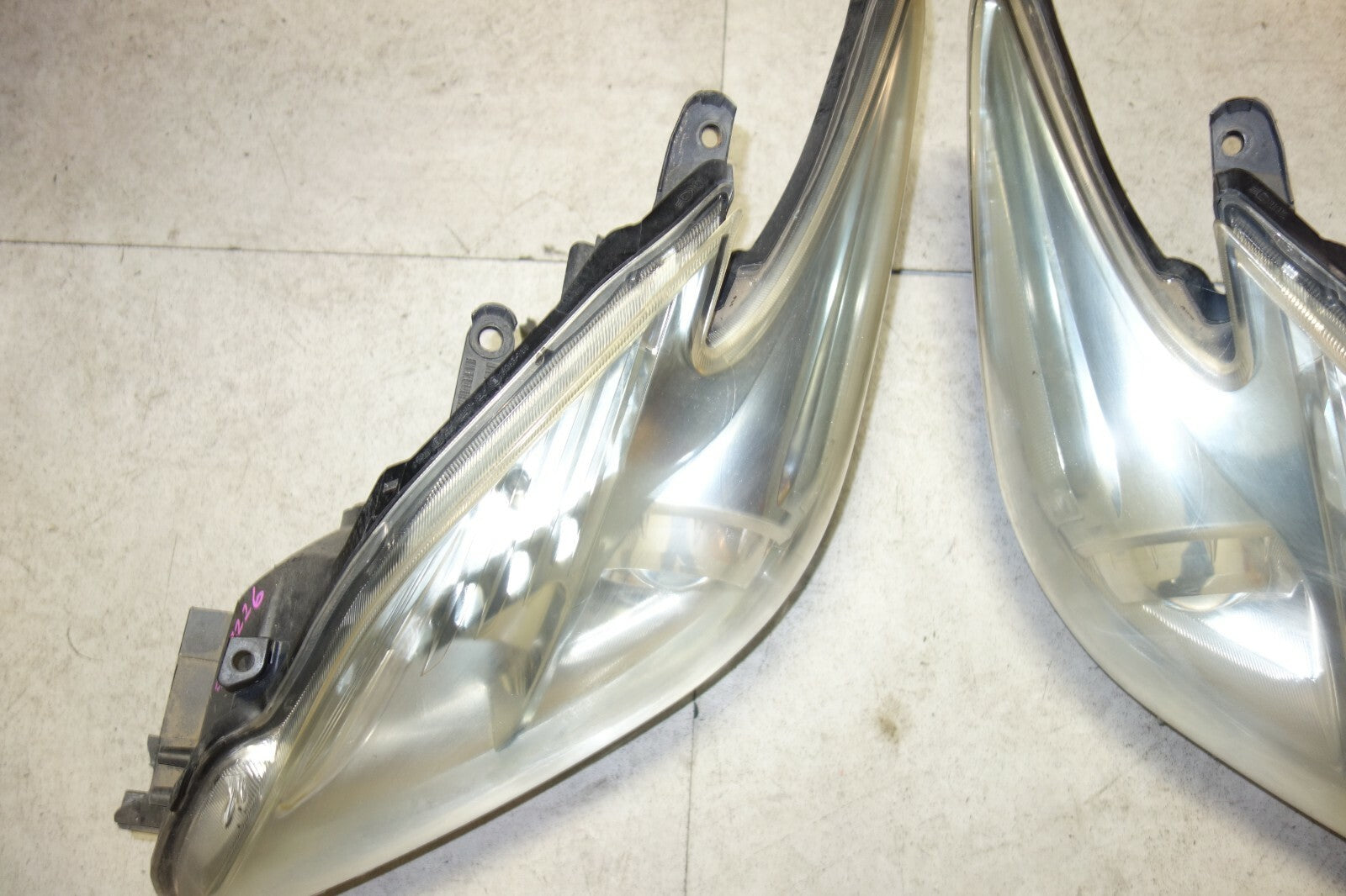 JDM Toyota Prius Headlights Head Lamps OEM 2010 2011 OEM Genuine Japan No Amber