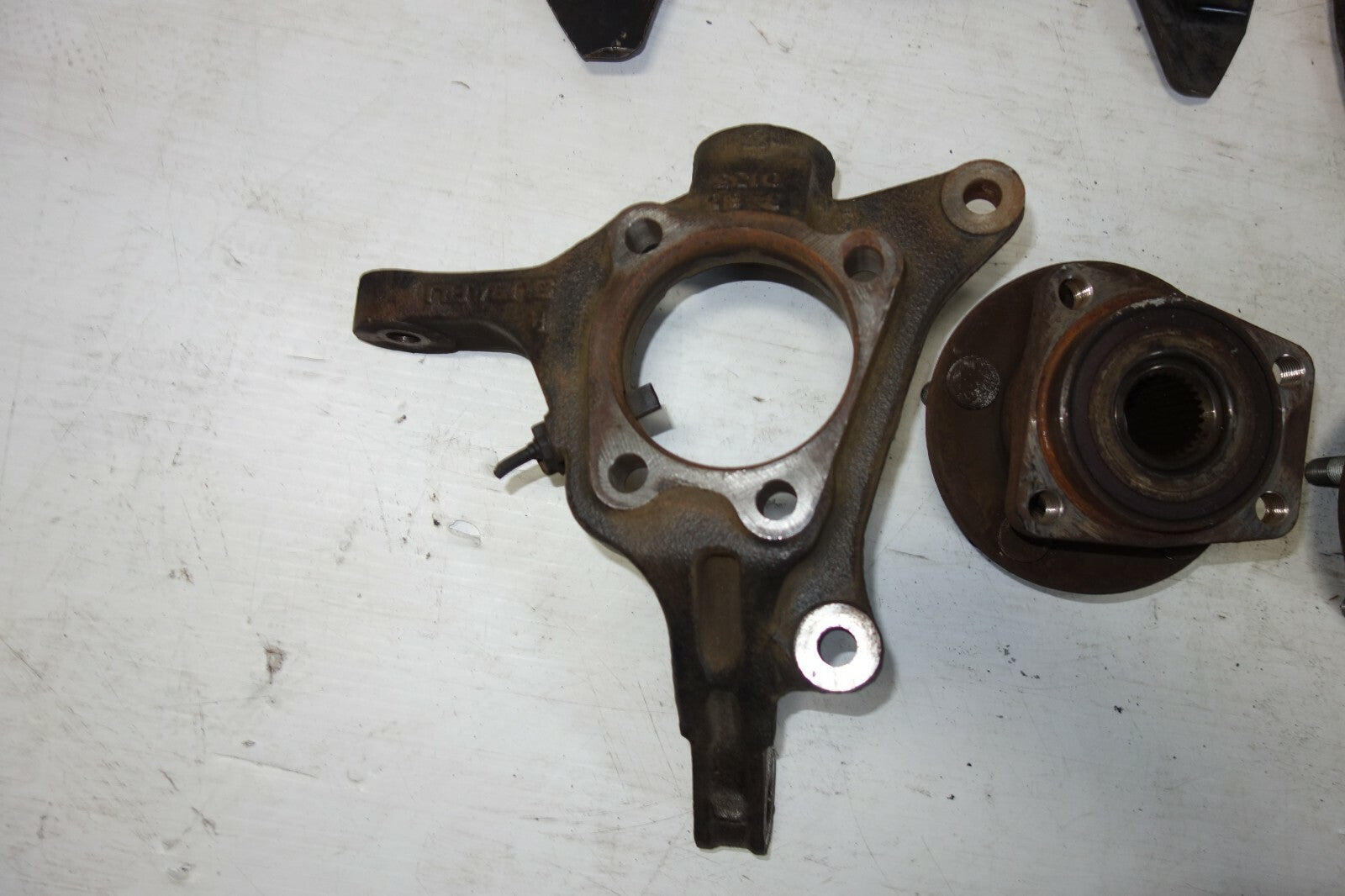 JDM SUBARU LEGACY OUTBACK OEM FRONT SPINDLE HUBS BEARING PAIR SPINDLE 2005-2014