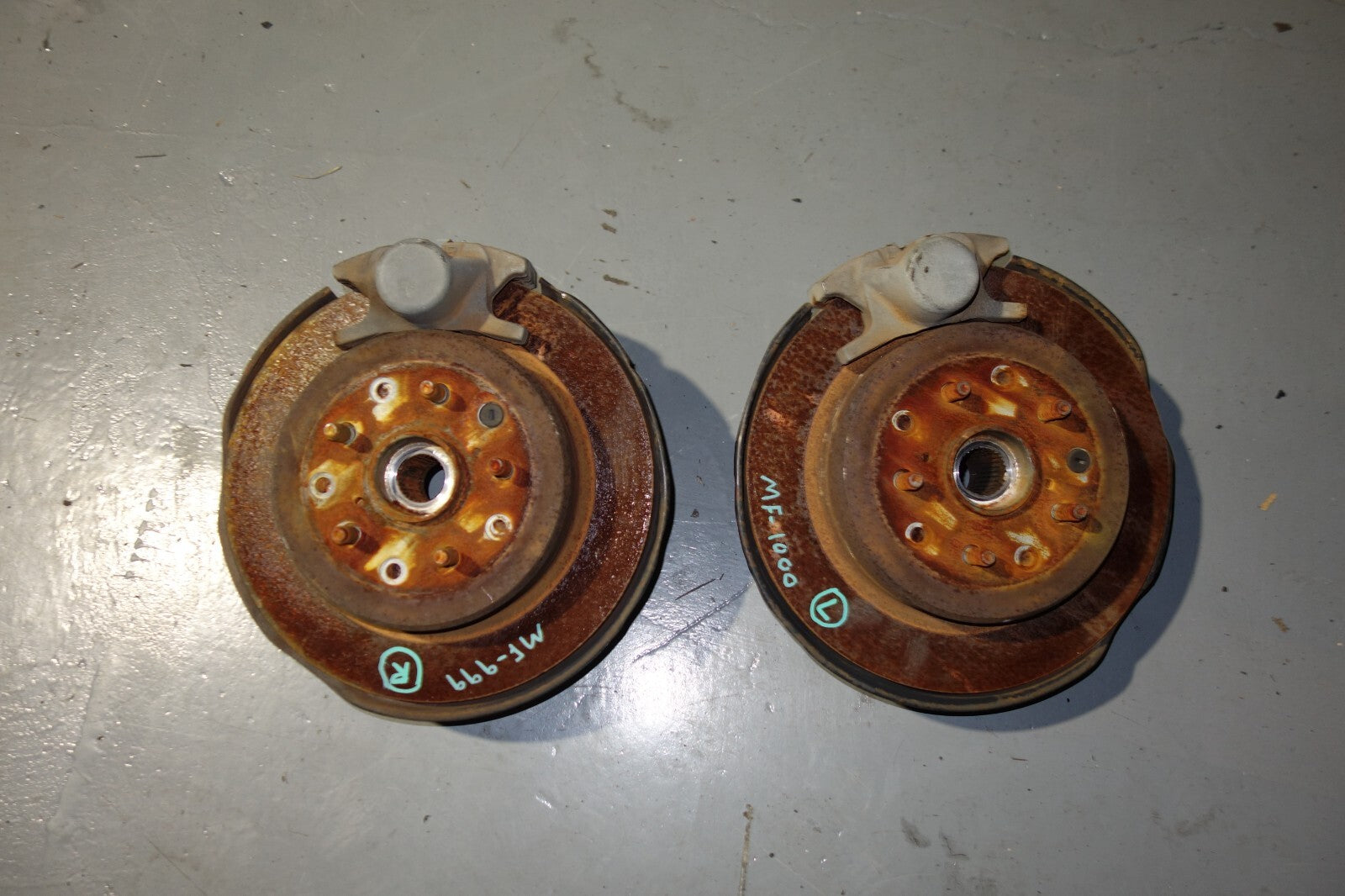 JDM 00-05-LEXUS IS300 REAR LEFT & RIGHT SPINDLE WHEEL HUB BEARING KNUCKLE OEM