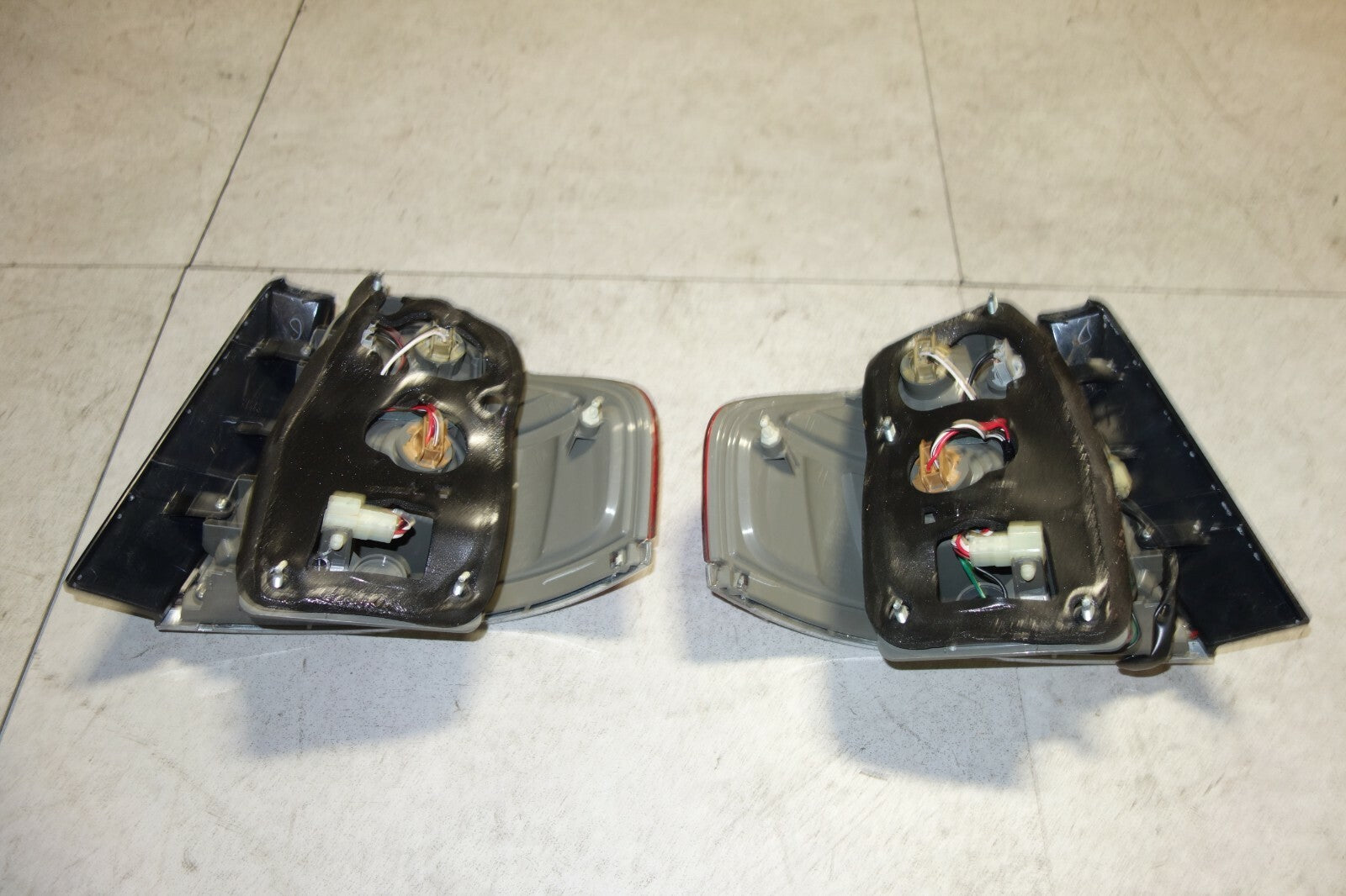 JDM 2005-2009 SUBARU LEGACY BL5 OEM USED TAIL LIGHTS 4 DOOR SEDAN TAIL LAMPS