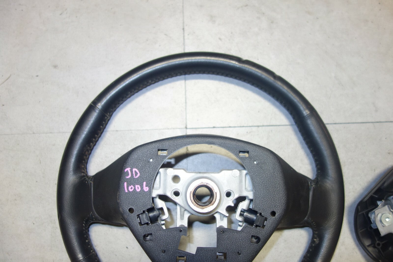 JDM 2005-2009 SUBARU LEGACY & OUTBACK MOMO STEERING WHEEL & HUB 05-2009 JD-1006