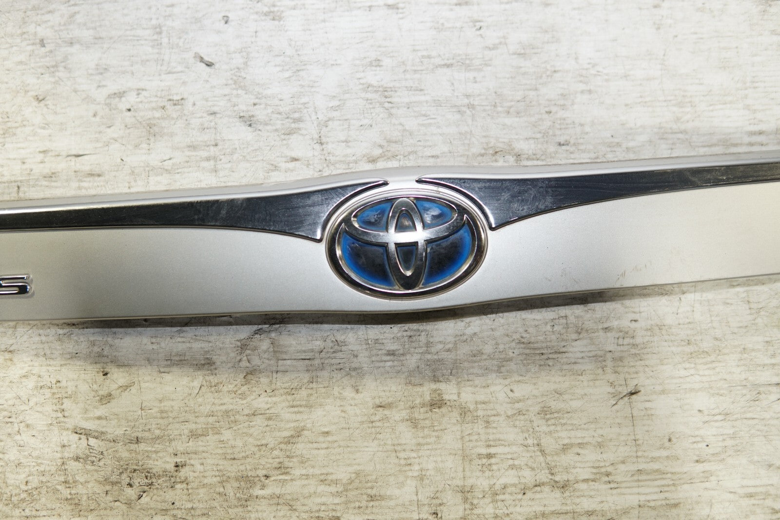 JDM TOYOTA PRIUS OEM REAR GARNISH CENTER ZVW30 2010-2011-2012-2013-2014-2015